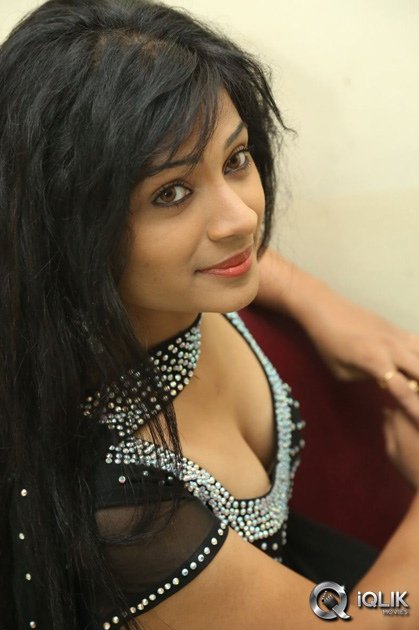 Shwetha-Shalini-at-Romantic-Target-Movie-Trailer-Launch